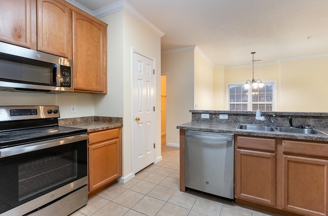 kitchen with sink, light tile patterned floors, a notable chandelier, stainless steel appliances, and crown molding