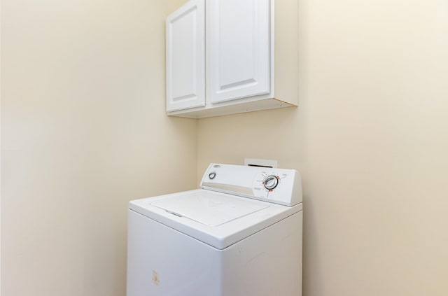 laundry room with cabinets and washer / clothes dryer