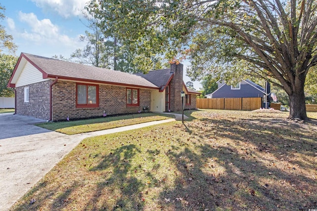 view of front of home featuring a front yard