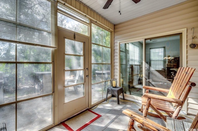 sunroom with ceiling fan