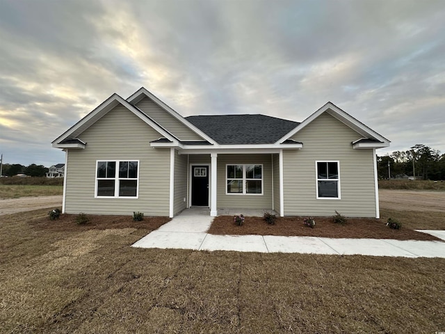 view of front facade featuring a front lawn