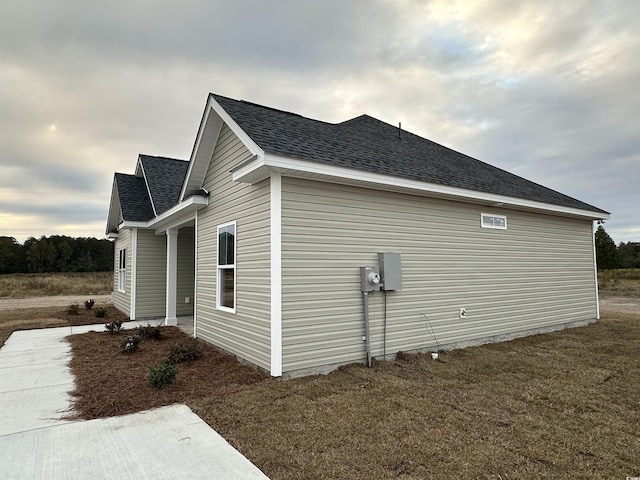 view of side of property featuring a lawn