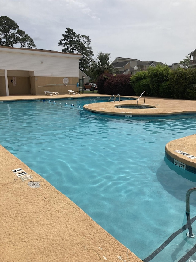 view of swimming pool