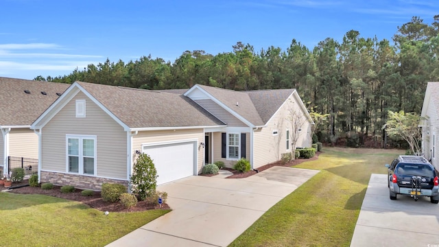 view of front of house featuring a front lawn and a garage