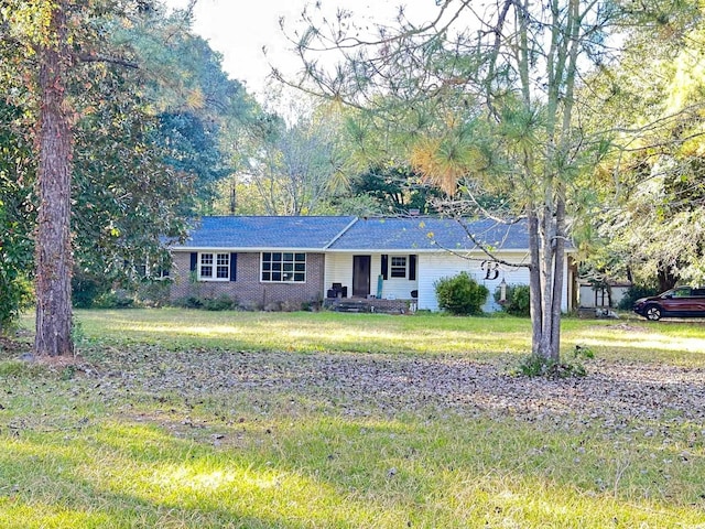 ranch-style home featuring a front yard