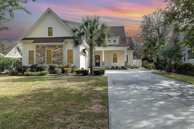 view of front facade featuring a yard