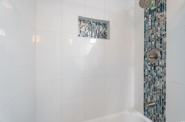 bathroom featuring tiled shower / bath