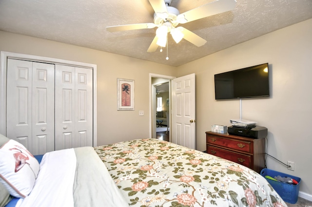 bedroom with a closet, a textured ceiling, and ceiling fan