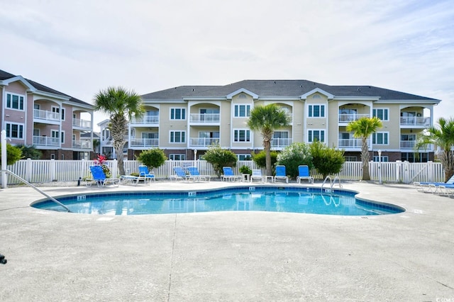 view of swimming pool