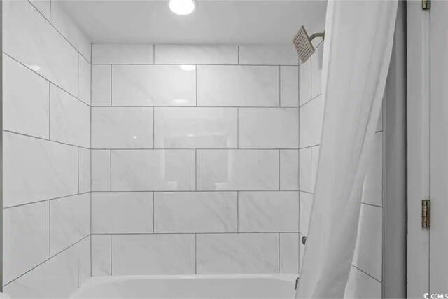 bathroom featuring shower / bath combo