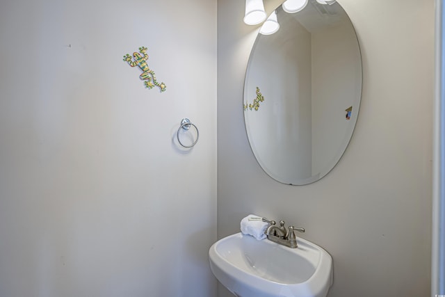 bathroom featuring sink