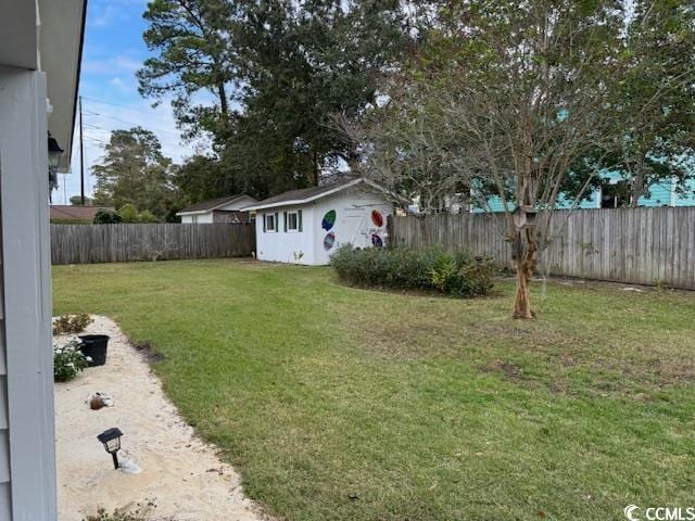 view of yard with an outdoor structure