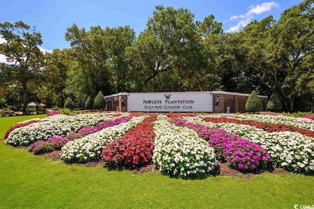 community sign featuring a yard