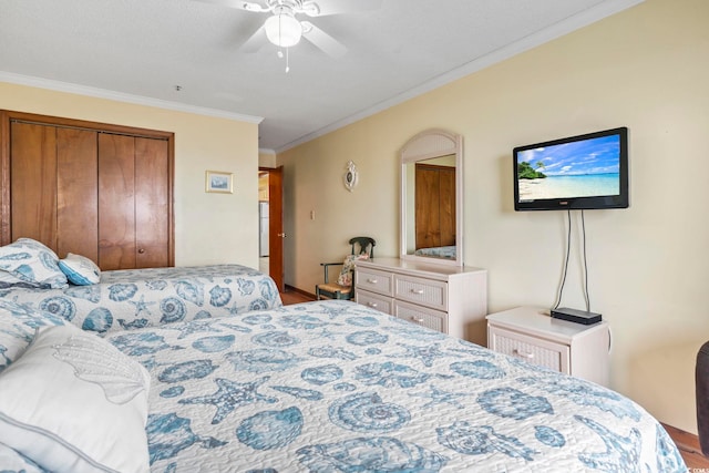 bedroom with ceiling fan, a closet, light hardwood / wood-style flooring, and crown molding