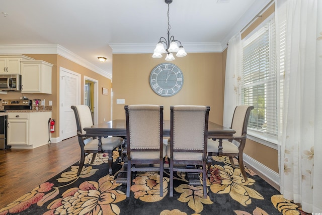 dining space featuring ornamental molding, dark hardwood / wood-style flooring, and a notable chandelier