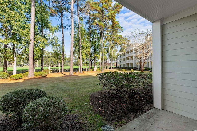 view of property's community featuring a lawn