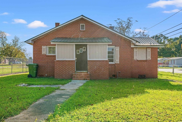 view of front facade featuring a front yard