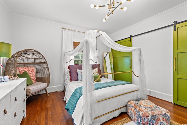 bedroom with dark wood-type flooring, a chandelier, a barn door, and ornamental molding