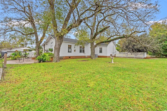 view of yard featuring a patio