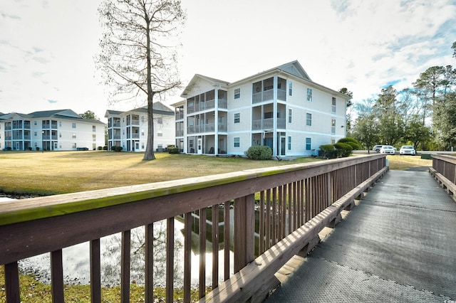 view of property's community featuring a lawn