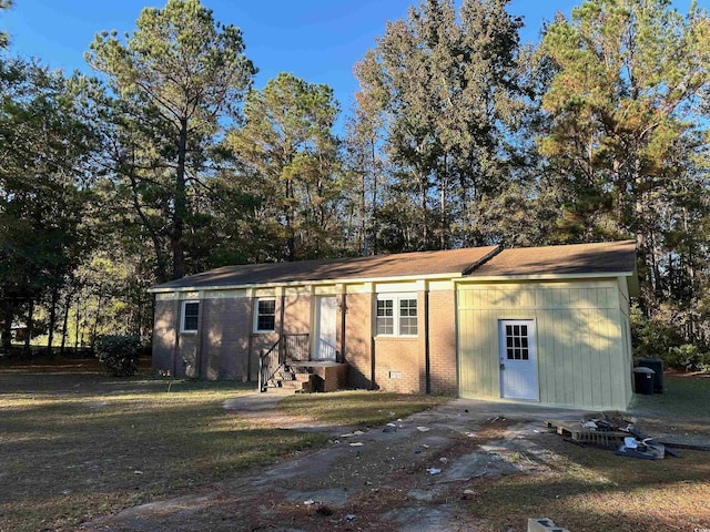 view of front of house featuring a front yard