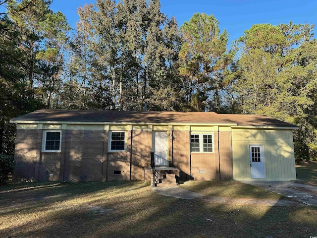 view of front of property with a front yard