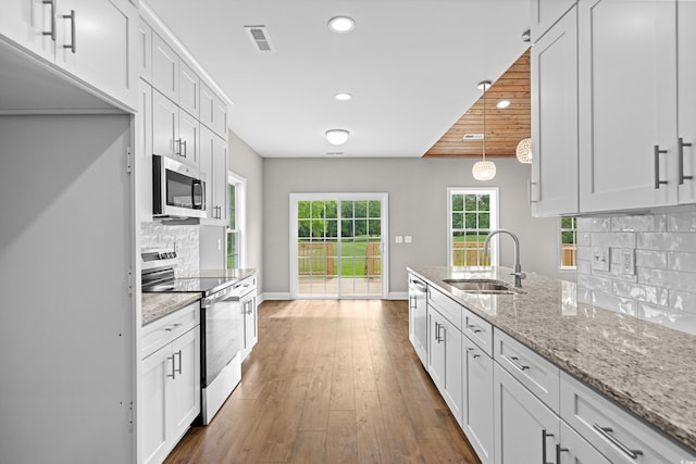 428 Meadow View Ct, Longs, SC 29568 - kitchen featuring stainless steel appliances, a sink, recessed lighting, backsplash, and dark wood-style flooring