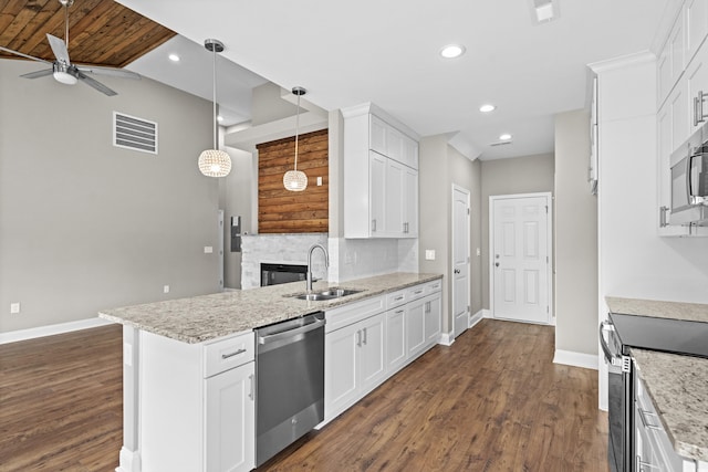428 Meadow View Ct, Longs, SC 29568 - kitchen with stainless steel appliances, a peninsula, baseboards, ceiling fan, and a sink