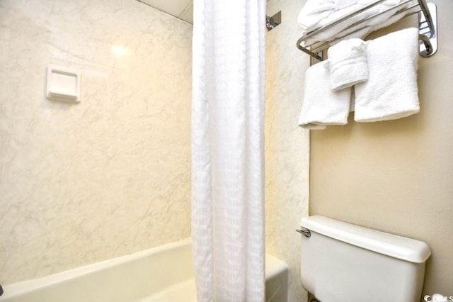 bathroom featuring toilet and shower / tub combo with curtain