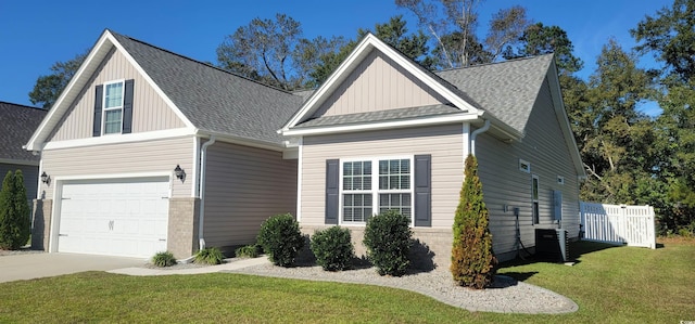 view of front facade featuring a garage and a front yard