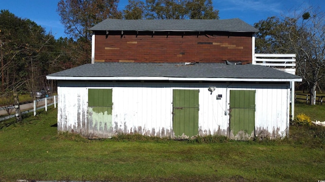 view of outdoor structure featuring a yard