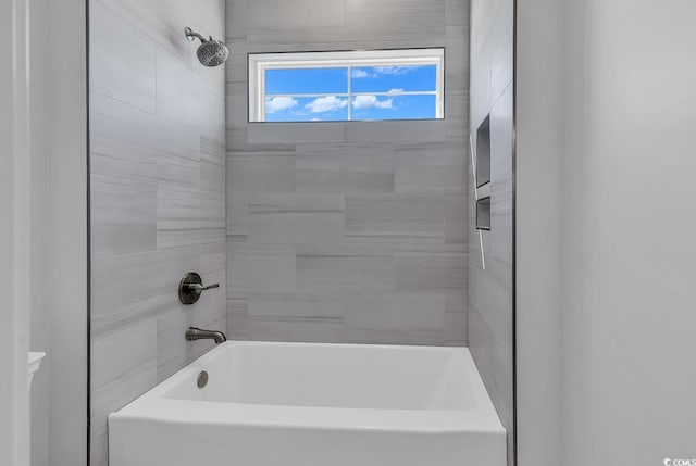 bathroom with tiled shower / bath