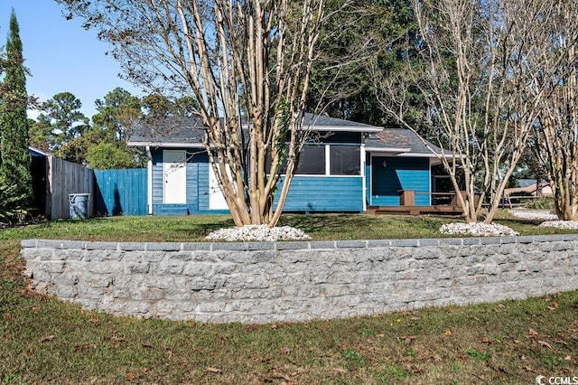 view of front of house with a front lawn