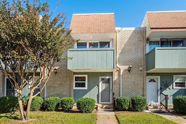 townhome / multi-family property featuring a balcony