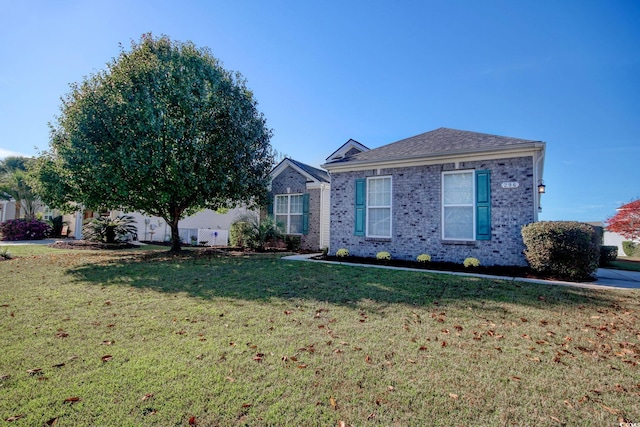 view of front facade with a front yard