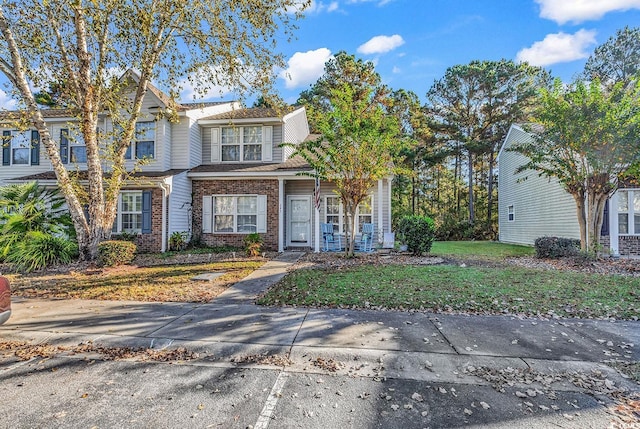 view of front of home featuring a front lawn