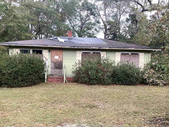 view of front of home with a front lawn