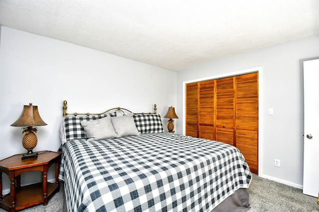 bedroom featuring carpet, a textured ceiling, and a closet