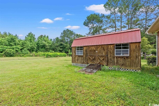 view of outdoor structure featuring a yard