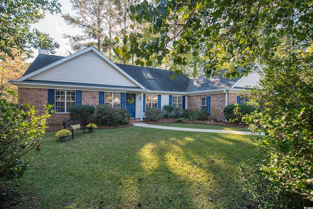 ranch-style home featuring a front lawn