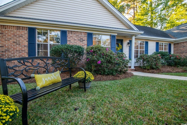 view of front of house featuring a front yard