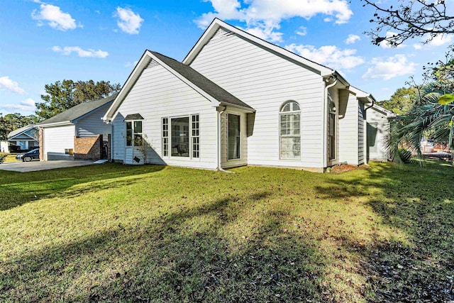 back of house featuring a yard