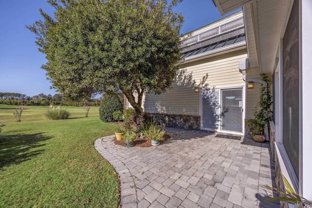 view of yard featuring a patio