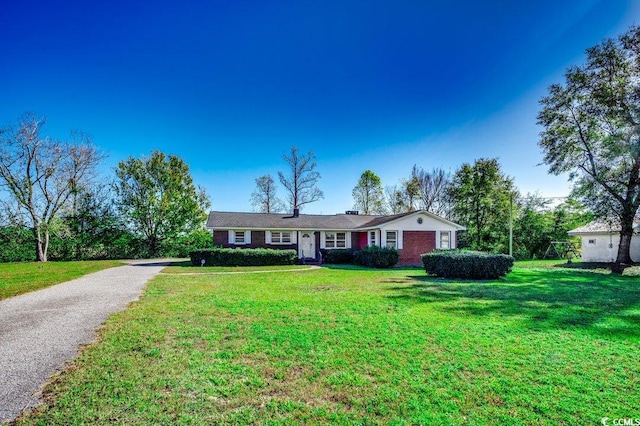 single story home with a front lawn