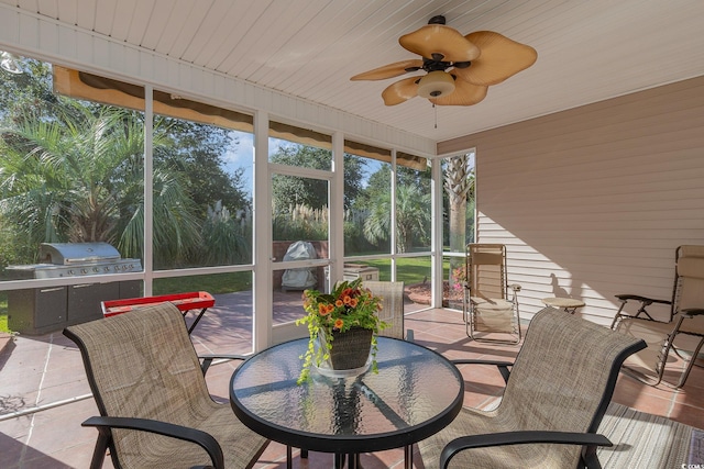 sunroom / solarium with ceiling fan