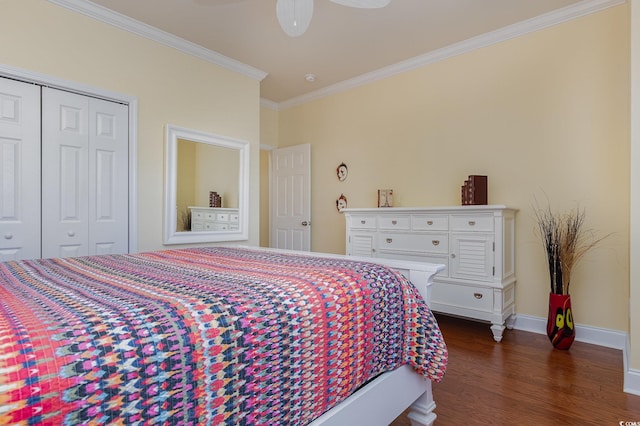 bedroom featuring ceiling fan, ornamental molding, dark wood-type flooring, and a closet