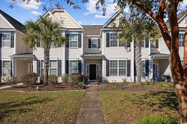 view of front of house featuring a front lawn