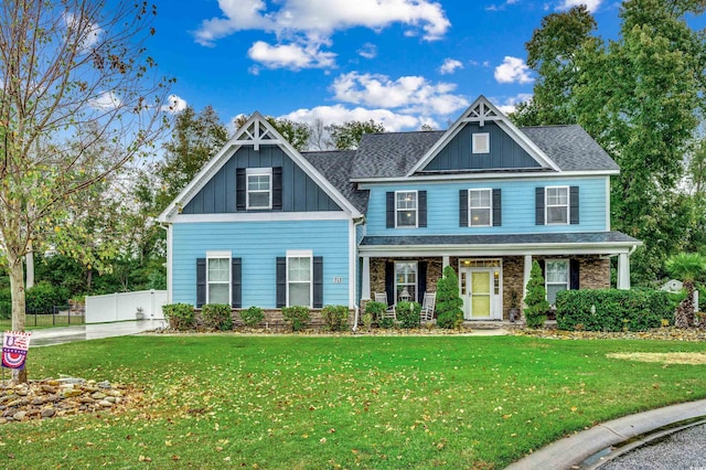 craftsman-style house featuring a front lawn