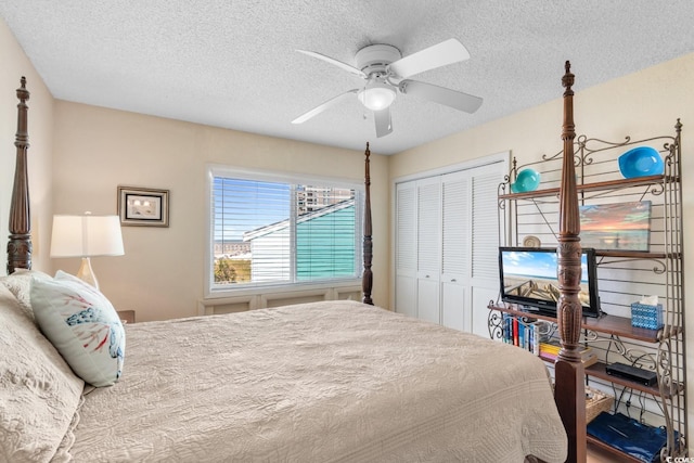 bedroom featuring ceiling fan, wood-type flooring, a textured ceiling, and a closet