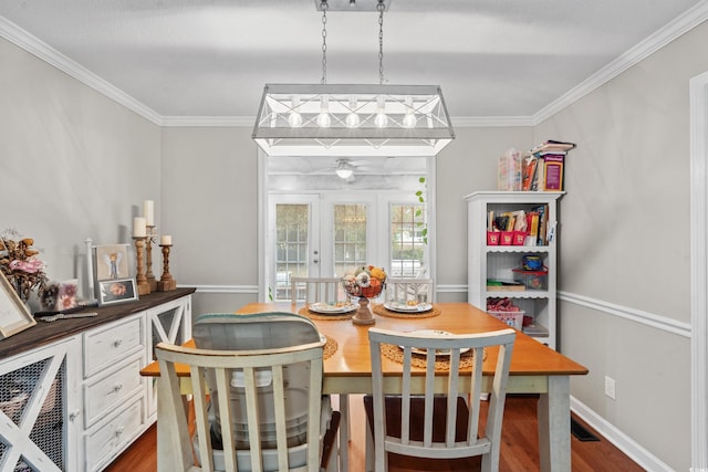 dining space with crown molding, dark wood-style flooring, a ceiling fan, and visible vents
